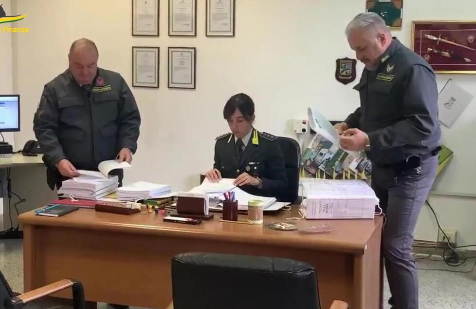 Livorno, guerra ai “pirati” dei giornali nelle chat e sui social: «Fino a 15.000 euro di multe»