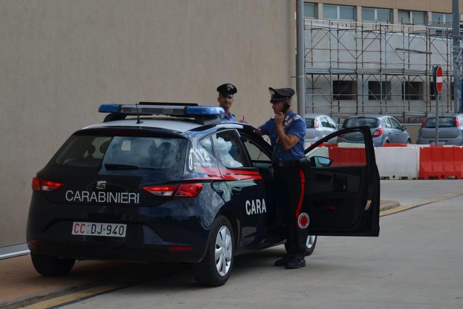 Cagliari, aggredice un anziano per strada: i passanti lo fermano e lo massacrano di botte
