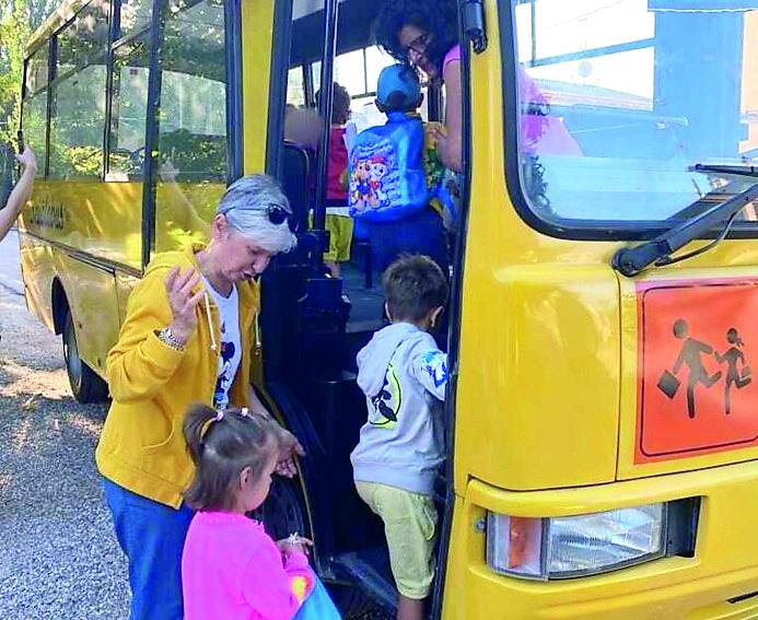 San Prospero, la scuola trasloca per lavori: ai bimbi un pulmino in dono 