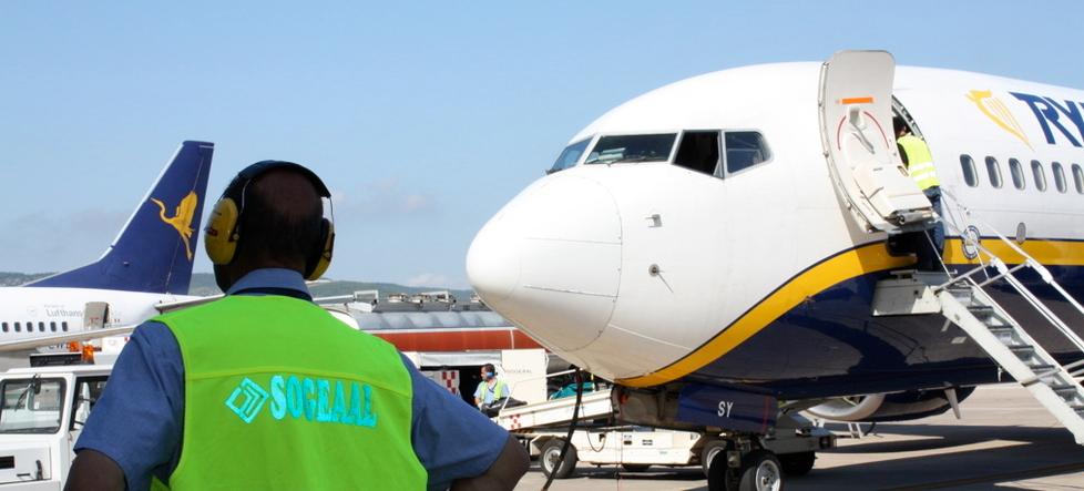 Ryanair ora mostra i muscoli e taglia i  voli su Cagliari e Alghero