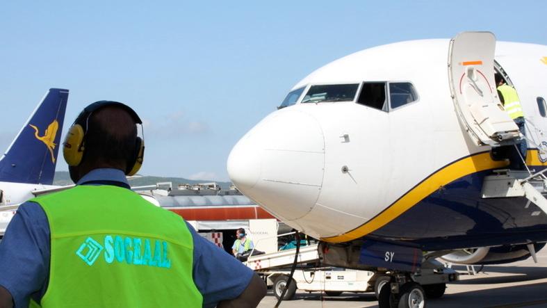 Ryanair ora mostra i muscoli e taglia i  voli su Cagliari e Alghero