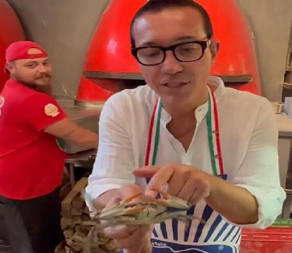 Portomaggiore, ecco la pizza al granchio blu: «Noi dalla parte dei pescatori»
