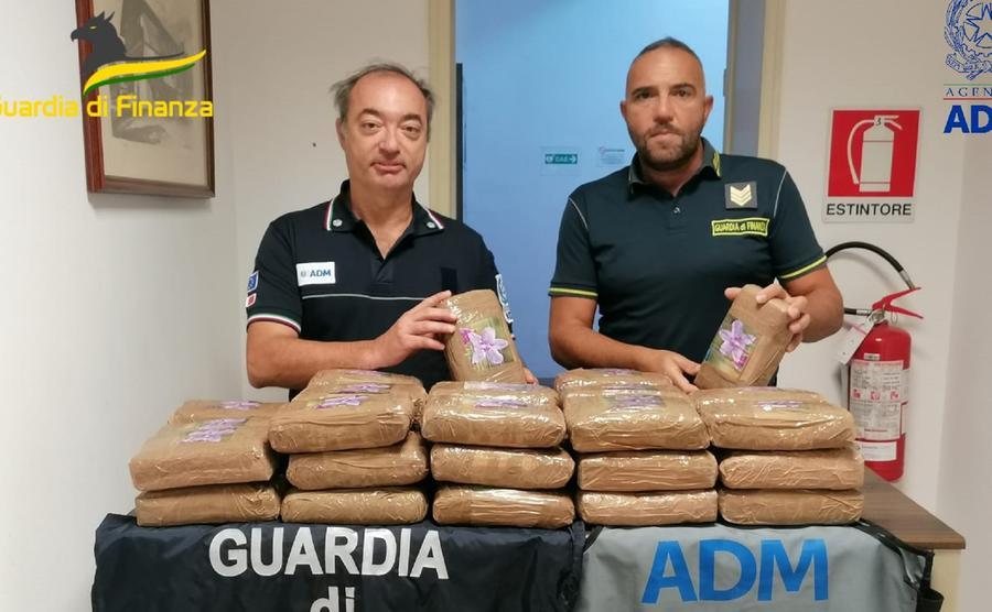 
	I finanzieri con la droga

