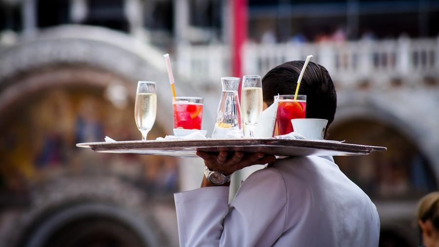 Turismo in Toscana, camerieri introvabili: è straniero un lavoratore su tre