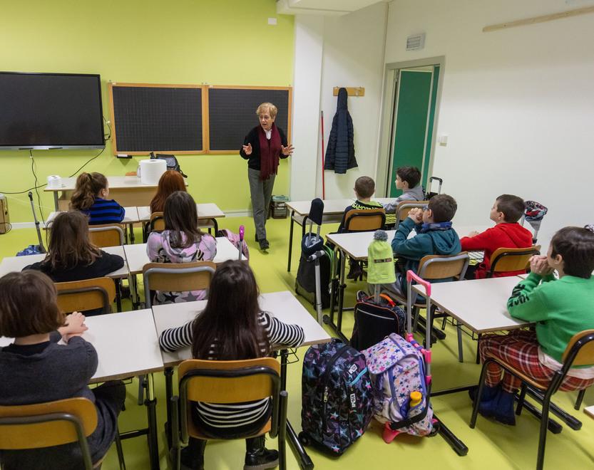 Alunni e alunne in un’aula durante una lezione (archivio)