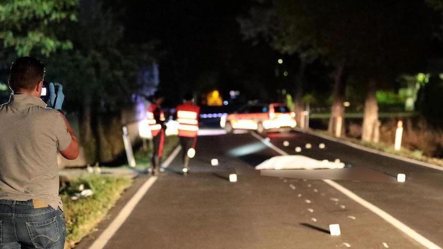 Nella foto, i rilievi eseguiti dopo il ritrovamento del corpo della 19enne lungo la strada regionale 429 a Petrazzi