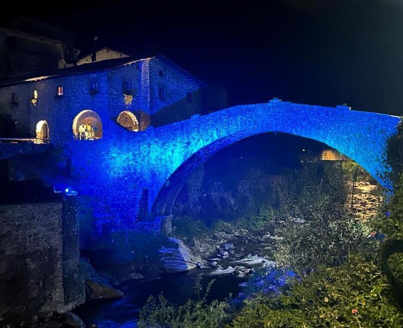 Vergemoli, fiocco azzurro per Mattia: è il primo nato in paese da dieci anni. E il ponte si illumina