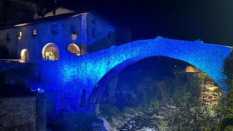 Vergemoli, fiocco azzurro per Mattia: è il primo nato in paese da dieci anni. E il ponte si illumina