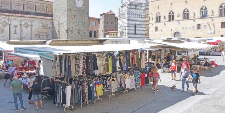 
	Banchi del mercato bisettimanale del mercoled&igrave; e del sabato in piazza del Duomo

