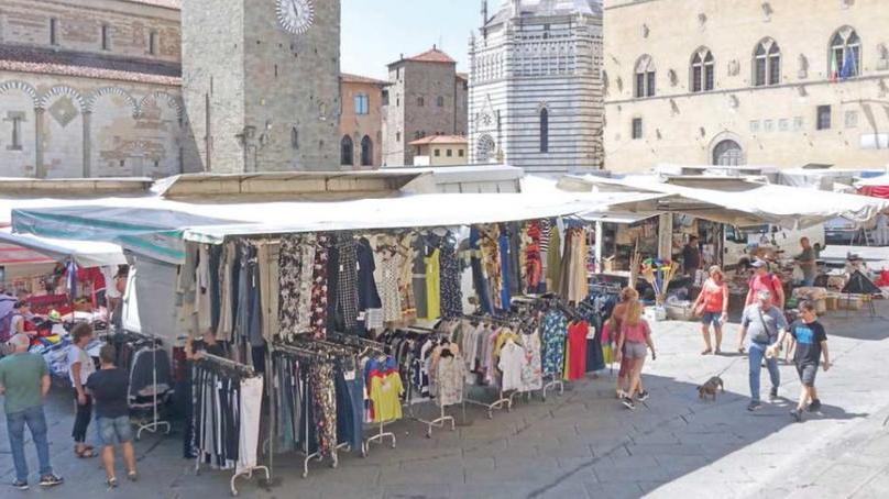 Banchi del mercato bisettimanale del mercoledì e del sabato in piazza del Duomo