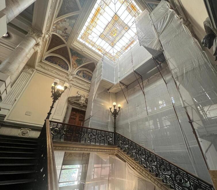 L’interno del municipio decorato da Chini. I restauri sono in corso (foto Nucci)