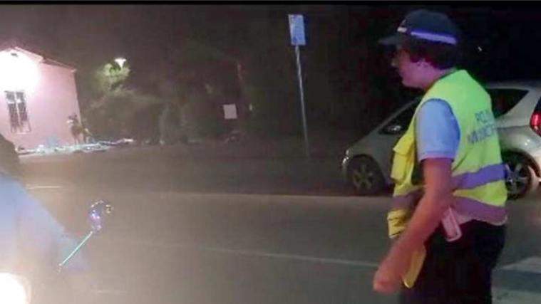 Nella foto in alto controlli dei vigili di Camaiore