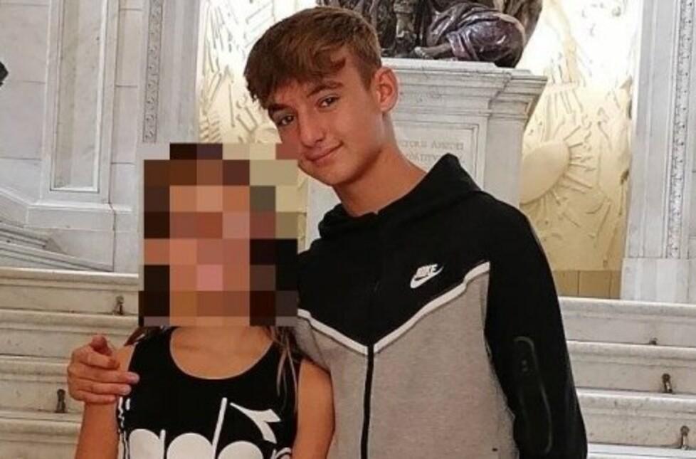 Gabriel in una foto con la sorella
