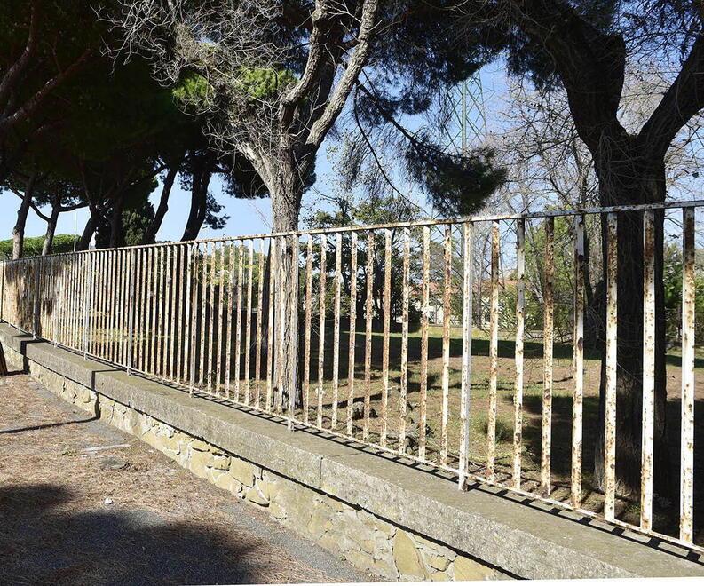 Il muretto con l’inferriata che delimita lo sgambatoio su viale della Resistenza