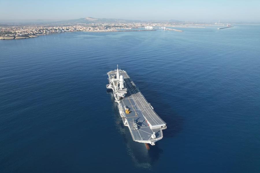 L’arrivo della portaerei Cavour nel golfo dell’Asinara
