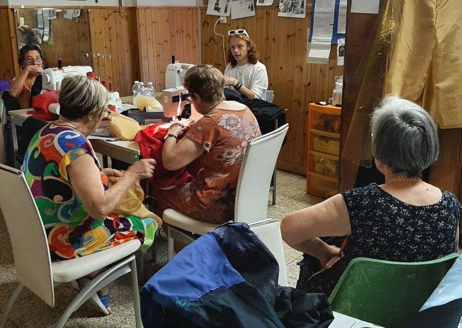 La creazione dei costumi per il Palio in una sartoria allestita nel paese