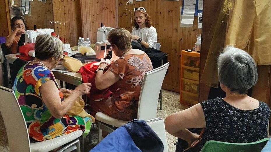 La creazione dei costumi per il Palio in una sartoria allestita nel paese