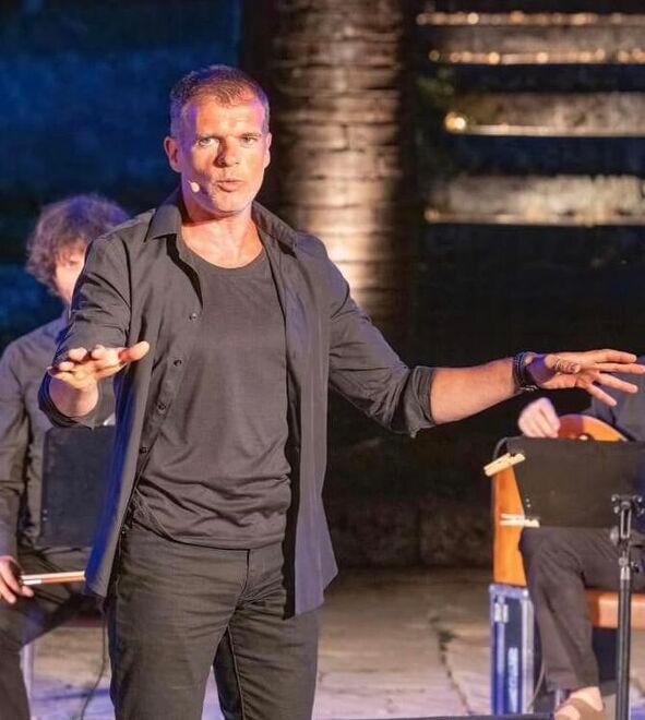 Stefano Massini durante uno spettacolo teatrale