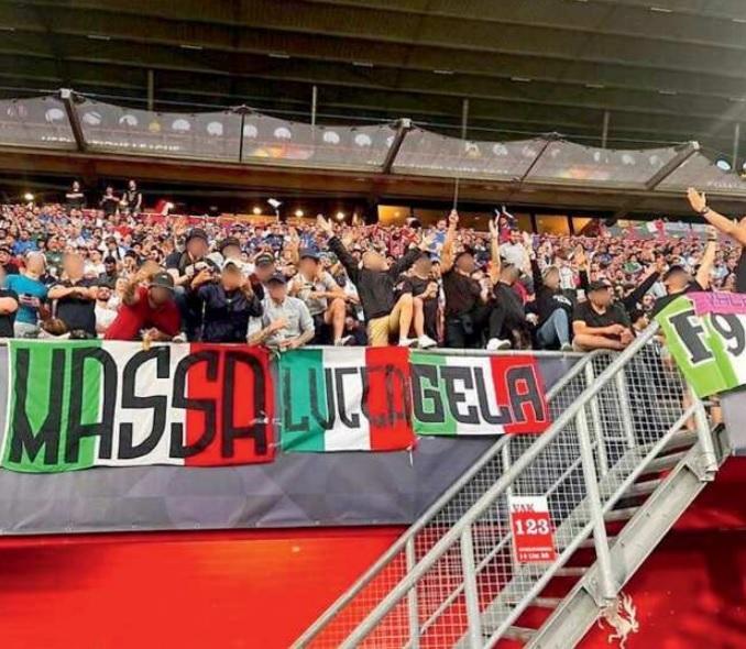 Alcuni ultras presenti allo stadio di Enschede (Foto Tifo Toscano)