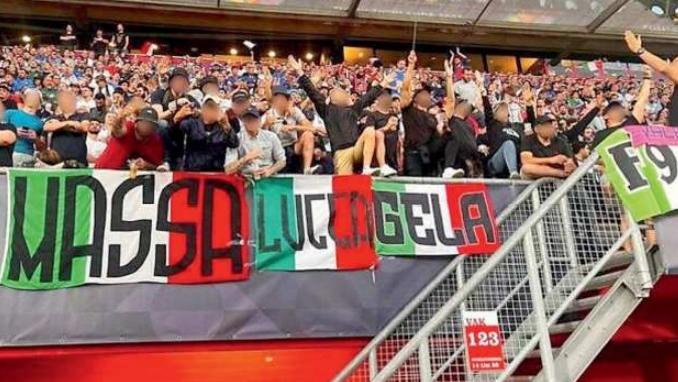 Alcuni ultras presenti allo stadio di Enschede (Foto Tifo Toscano)
