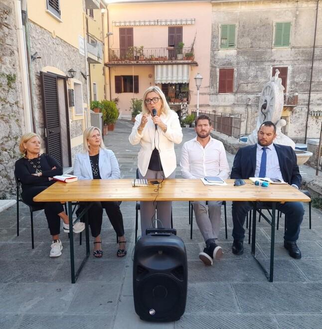 La sindaca con gli assessori all’incontro “Fuori dal Comune"