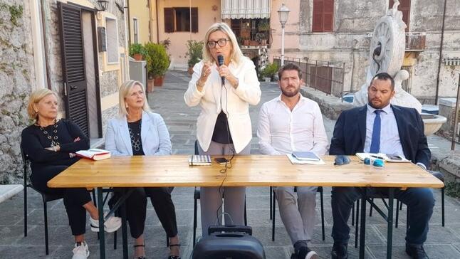 La sindaca con gli assessori all’incontro “Fuori dal Comune"