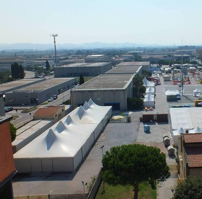 Una veduta dei capannoni dell’area fieristica di Venturina Terme che dovrebbe essere la prima area interessata dagli interventi con un impianto fotovoltaico