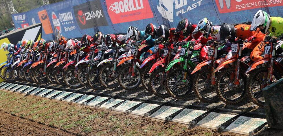 Le moto pronte alla partenza sul circuito di San Miniato