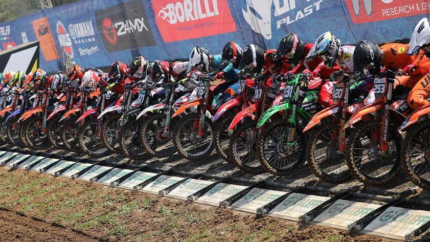Le moto pronte alla partenza sul circuito di San Miniato