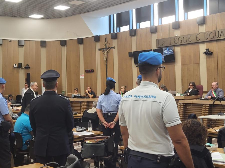 
	Shabbar in aula con la maglia azzurra: ha chiesto di non essere ripreso in volto

