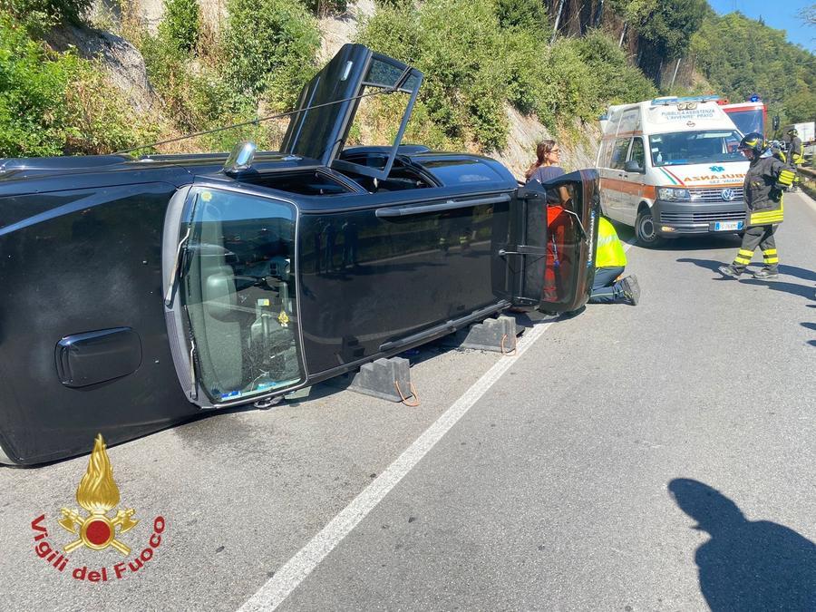 Auto si ribalta dopo uno scontro sulla 325: feriti un anziano, il figlio e il nipotino
