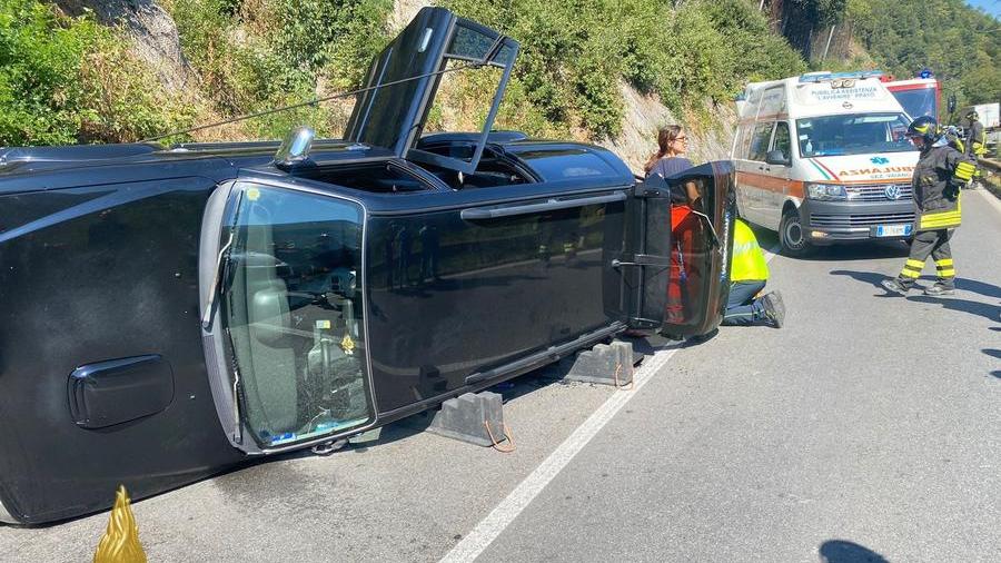 Auto si ribalta dopo uno scontro sulla 325: feriti un anziano, il figlio e il nipotino