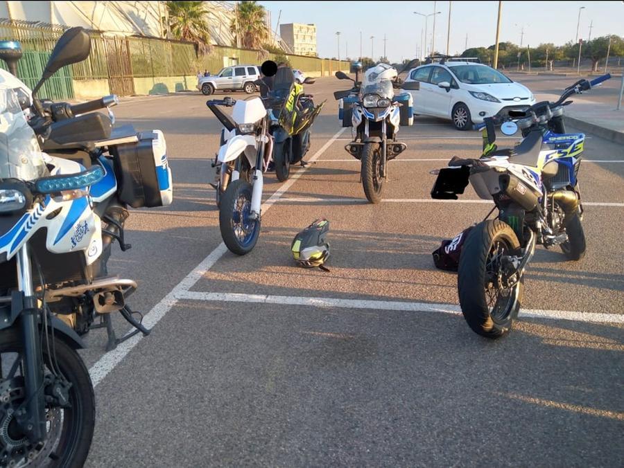 Cagliari, impennavano in moto nel vecchio stadio: nei guai due minori
