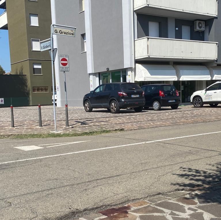 Carpi. Si accoltellano davanti al cortile<br type="_moz" />
