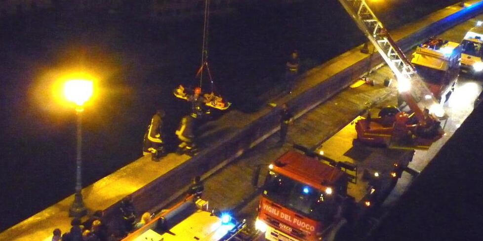 Pisa, una turista precipita dalle spallette: è grave in rianimazione a Cisanello