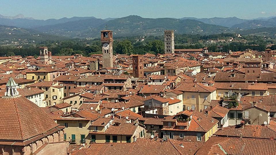 Lucca, più di 1.500 case date ai turisti: per gli affitti lunghi non c’è posto