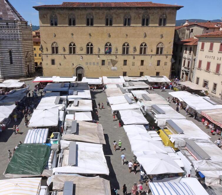 Pistoia, il Comune spegne la polemica: «I banchi restano in centro». Tutte le novità