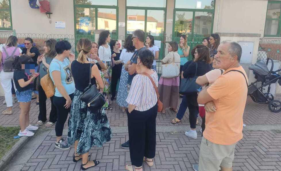 Genitori convocati per il sopralluogo ma trovano l’istituto chiuso: proteste