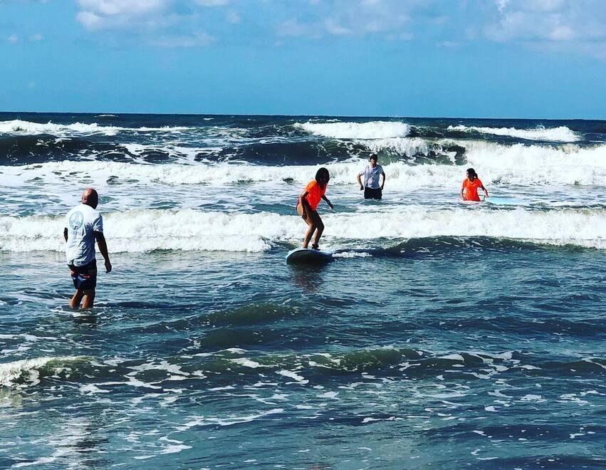 Il Nimbus di Marina di Pietrasanta fa 30 anni: festa a Fiumetto per gli appassionati del surf