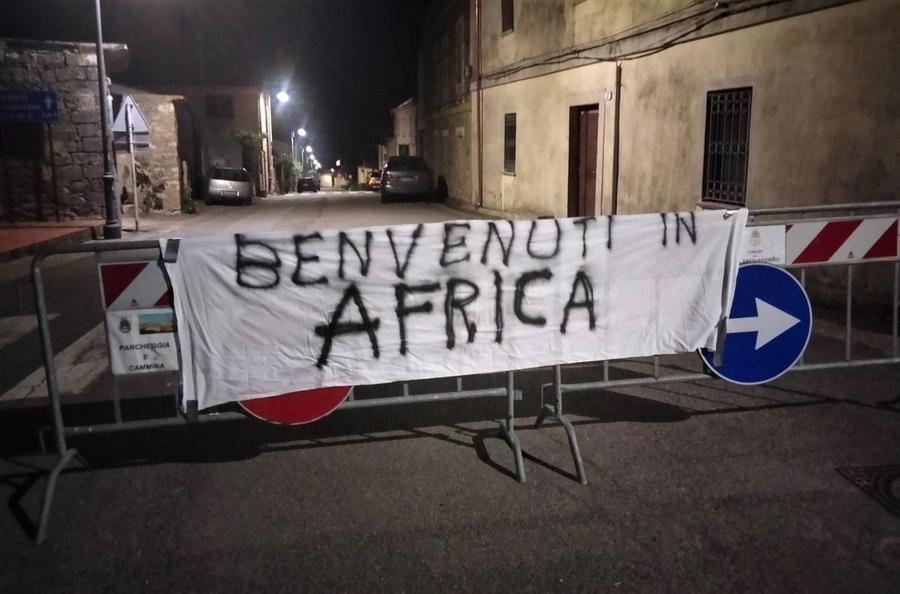 Altri migranti nelle tende: a Villanovaforru compare uno striscione di protesta