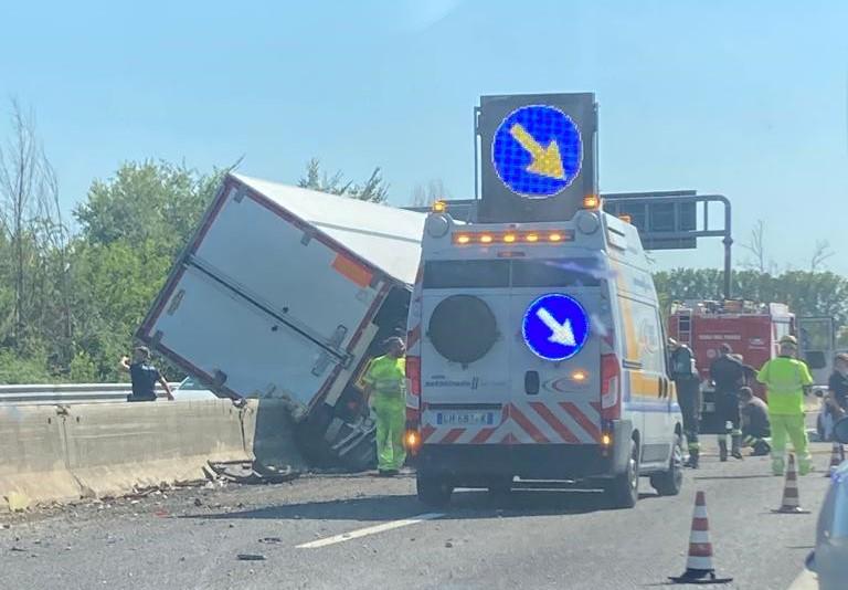 Ferrara, camion finisce sul new-jersey centrale in A13
