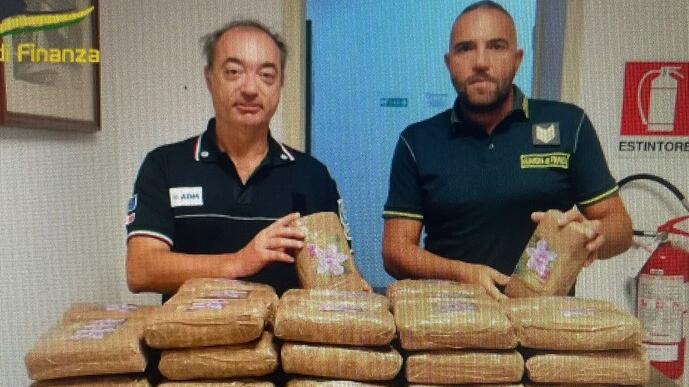 Un container pieno di droga, probabile destinazione Olbia