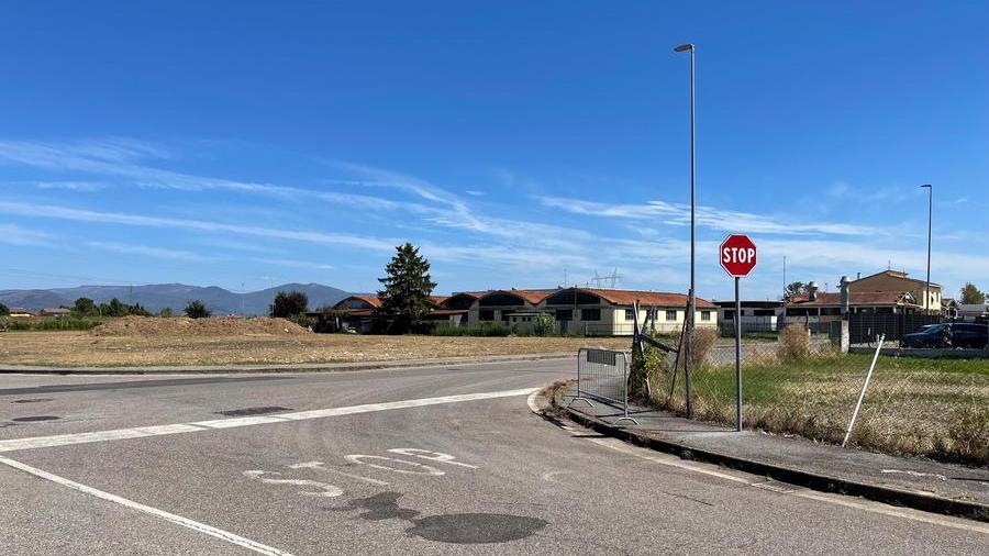 Il luogo dell'incidente con la chiazza di sangue sull'asfalto