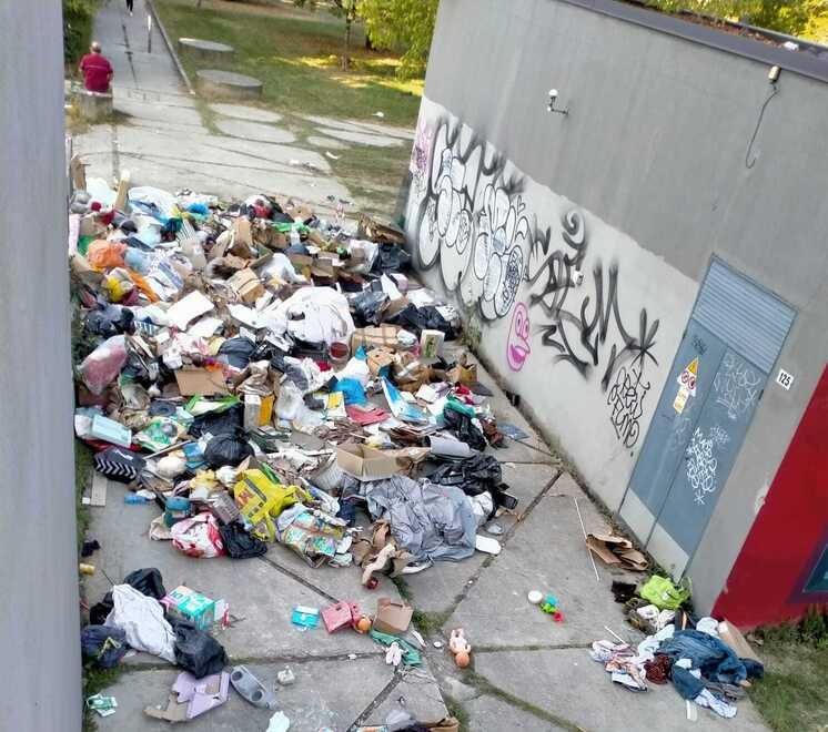 Modena, garage allagati, calvario senza fine: «Cumuli di rifiuti da sgomberare»<br>
