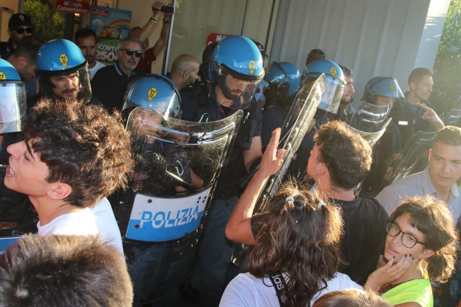 
	Tensione al presidio davanti a Mondo Convenienza (foto Binoy Toroucly)

