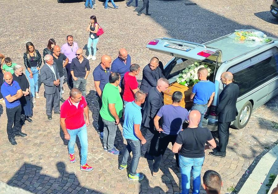 
	Il funerale di Giovanni Mureddu <em>(foto Massimo Locci)</em>

