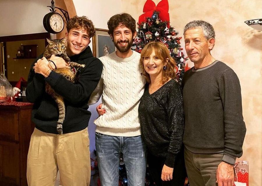 
	Alessandro (il secondo da sinistra) con la famiglia

