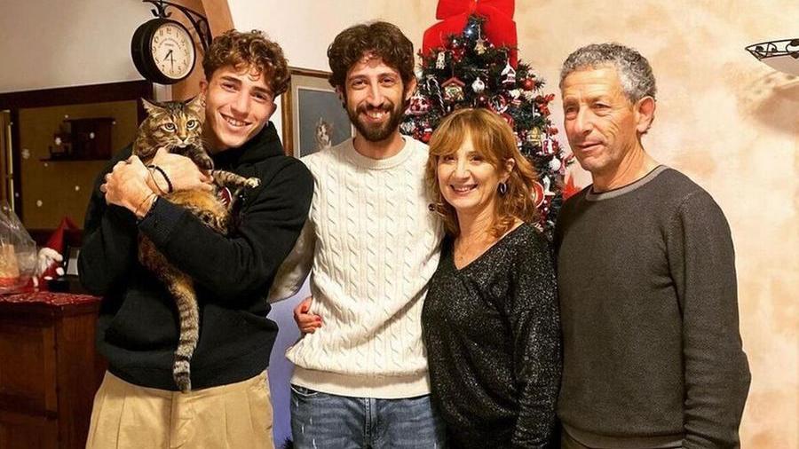 Alessandro (il secondo da sinistra) con la famiglia