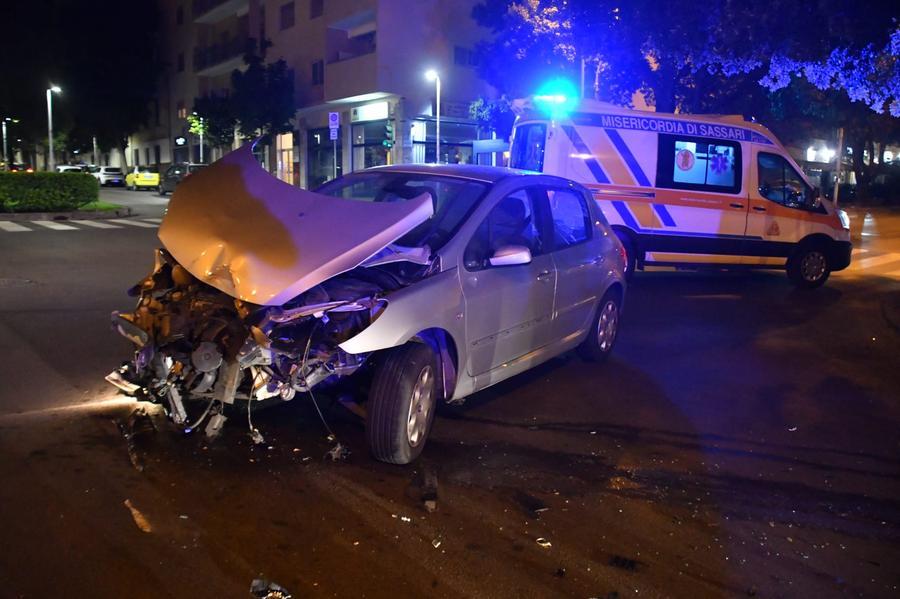 Sassari, scontro fra due auto: ferita una ragazza