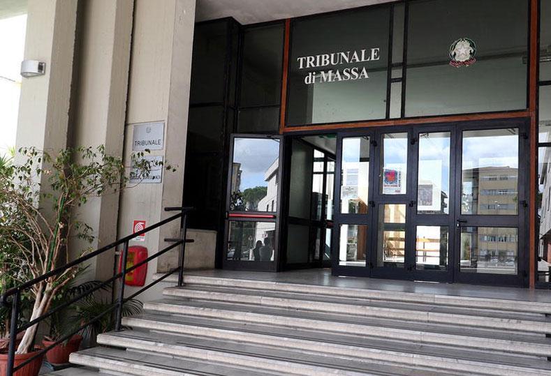 Massa, denuncia l’ex collega di violenza: «Mi ha fatto foto a mia insaputa»